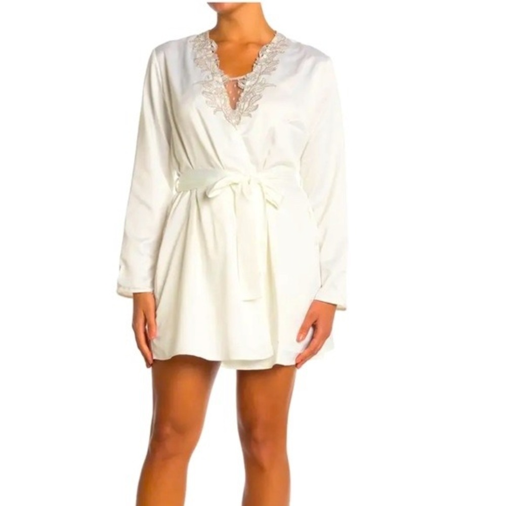 Flora Nikrooz Robe S/M White Silver Lace Trim Belted Polyester